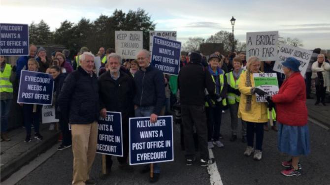 Protesters block Banagher bridge over proposed Eyrecourt Post Office closure